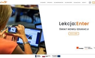 Na zdjęciu widnieje logo projektu Lekcja: Enter oraz zdjęcie nauczyciela ze smartfonem filmujacego ekran laptopa.