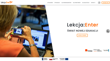 Na zdjęciu widnieje logo projektu Lekcja: Enter oraz zdjęcie nauczyciela ze smartfonem filmujacego ekran laptopa.