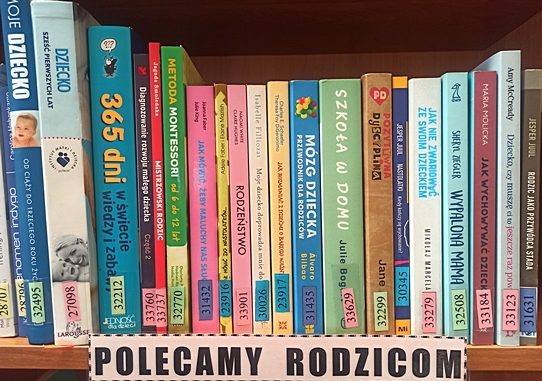 Na zdjęciu fragment półki z książkami i podpis Polecamy rodzicom